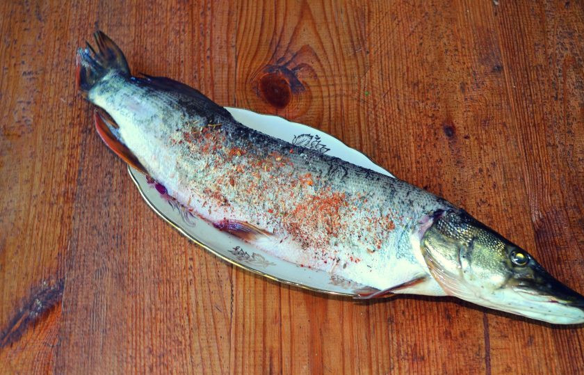 1. Этап. Щука в фольге на углях: Со всех сторон натрите солью и немного специями для рыбы.