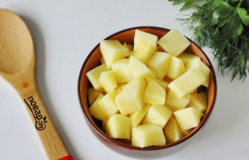 1. Этап. Борщ с тыквой: Примерно через 7-10 минут добавьте картофель, нарезанный кубиками и варите все вместе до полной готовности.