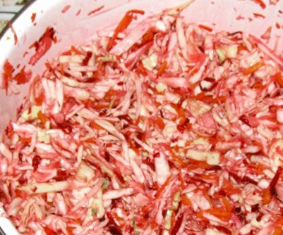 1. Этап. Салат очищающий для похудения: Все тщательнейшим образом перемешиваю. Руками уминаю салат, появляется нужный нам сок. Вот в нем-то салат и будет мариноваться 3 дня. Для верности рекомендую выдавить в него половинку или даже целый лимон. Закрываю неплотной крышкой и ставлю в прохладное место.