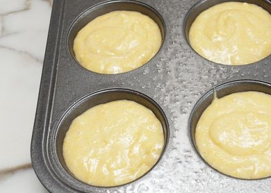 1. Этап. Кексы медовые: 5. Подготовьте форму для выпечки кексов. При необходимости (если она не силиконовая) смажьте немного маслом и разложите тесто. Отправьте в разогретую духовку.