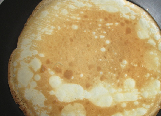 1. Этап. Рулетики из блинчиков с начинкой: 6. Сковороду разогреть и вылить немного теста.