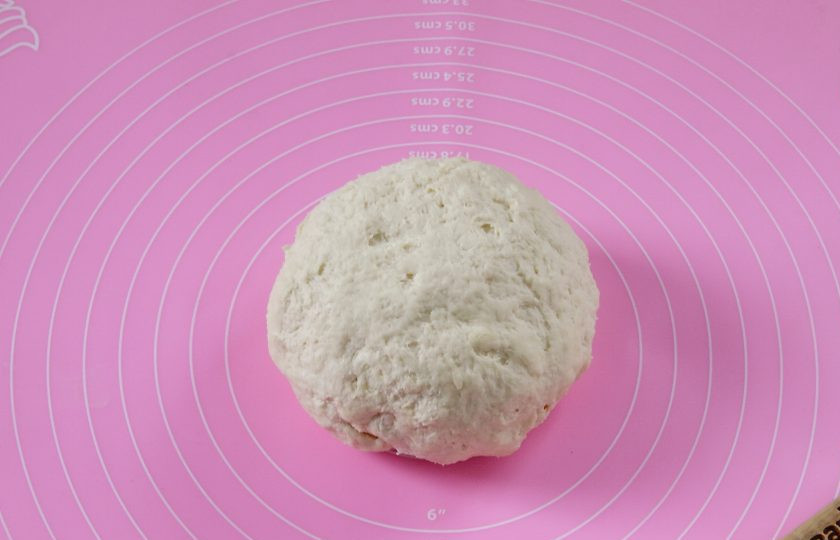 1. Этап. Слойки на кефире: Замесите тесто. Если необходимо, то добавьте еще немного муки. Тесто не должно липнуть к рукам, но должно оставаться мягким и пластичным. Соберите его в шар, заверните в пищевую пленку и уберите в холодильник на 1 час.