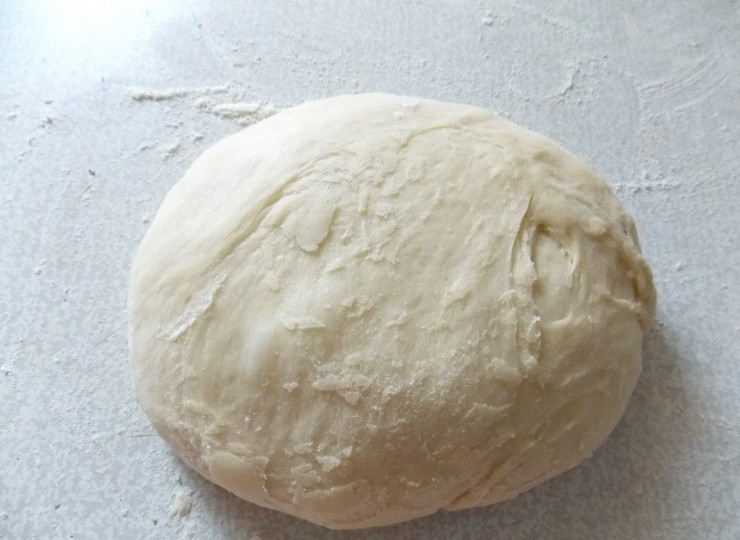 1. Этап. Японские молочные булочки Хокайдо: Выньте тесто из чаши, нужно немного его обмять.