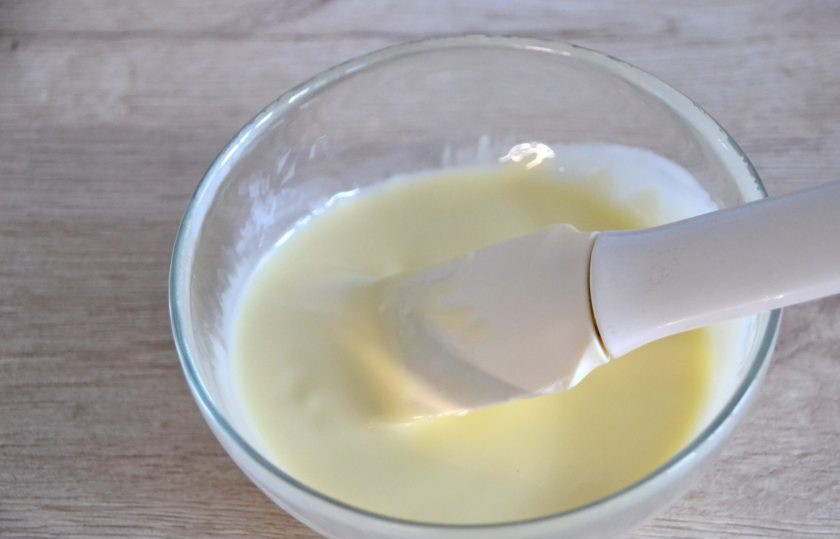 1. Этап. Пирожное Баунти: Смешайте шоколадную массу до однородности.