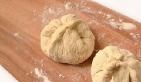 1. Этап. Хычины с сыром: Собираем тесто над начинкой и защипываем.