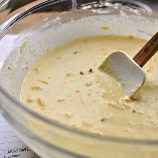 1. Этап. Вафли с беконом: Хорошенько перемешиваем - и тесто готово.