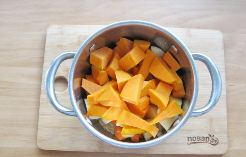 1. Этап. Тыквенный суп с мясом краба: Тыкву очистите, помойте и нарежьте. Выложите в кастрюлю. Налейте куриный бульон.