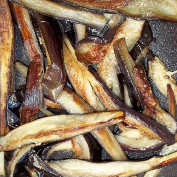 1. Этап. Сациви из баклажанов: Снять крышку, перевернуть баклажаны и обжарить с другой стороны до готовности.