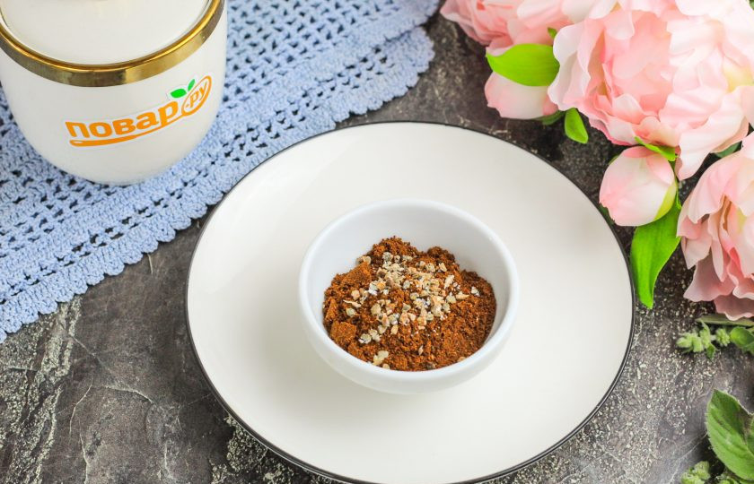 1. Этап. Кофе по-бедуински: Перемешайте их с кофе. Можно добавить сахар по желанию, щепотку ванильного сахара или молотую корицу, но в небольшом количестве.