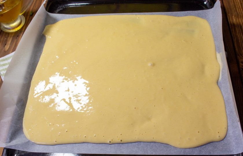 1. Этап. Медовик без сахара: Вылейте тесто на противень, выстеленный пергаментом с силиконовым покрытием. Уберите в разогретую до 180 градусов духовку на 15-20 минут.