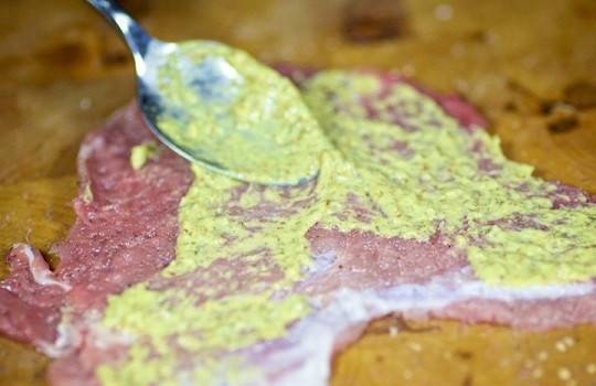 1. Этап. Рулетики мясные с разной начинкой: 11. Второй вариант начинки — это тонкий слой горчицы.