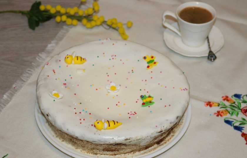 1. Этап. Воздушный медовик: Украсьте воздушный медовик по своему желанию. Поставьте в холодильник на 6 часов.