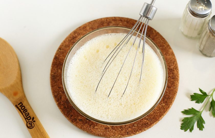 1. Этап. Салат Днепровский: Яйца взбейте с солью и черным молотым перцем.