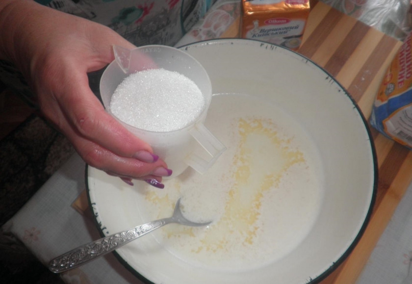 1. Этап. Дрожжевое тесто на пышки: 3. Убираю молоко с огня, чтобы не 