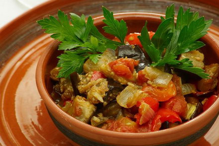 1. Этап. Свинина с баклажанами и кабачками: 6. При подаче можно украсить блюдо зеленью. Приятного аппетита!