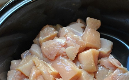 1. Этап. Курица карри с кокосовым молоком: 7. Выложите курочку в чашу мультиварки или в сотейник с толстым дном.