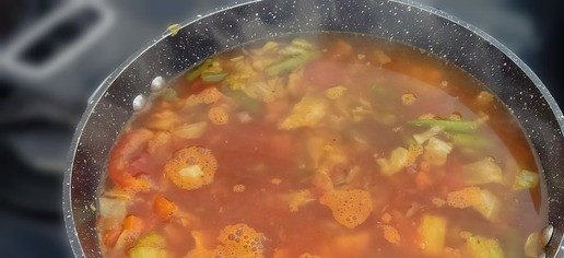 1. Этап. Овощной суп: Залить горячей водой, довести до кипения, перемешать, убавить огонь на минимальный и варить под крышкой 10-15 минут.