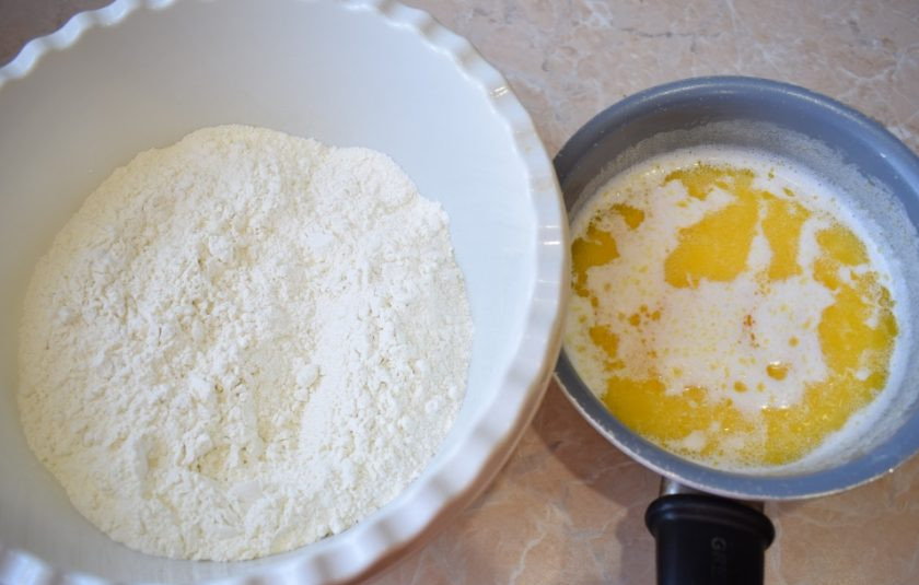 1. Этап. Бисквитный торт с крем-чизом: Молоко вместе со сливочным маслом доведите до кипения, чтобы масло растаяло. Муку соедините с содой и ванилином.