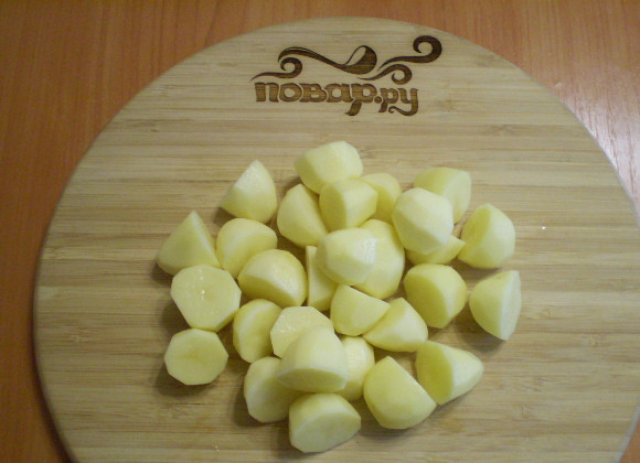 1. Этап. Картофель кусочками в духовке: Порежьте картофель кусочками. Картофель у меня мелкий, поэтому я порезала его на половинки, получились достаточно удобные кусочки.