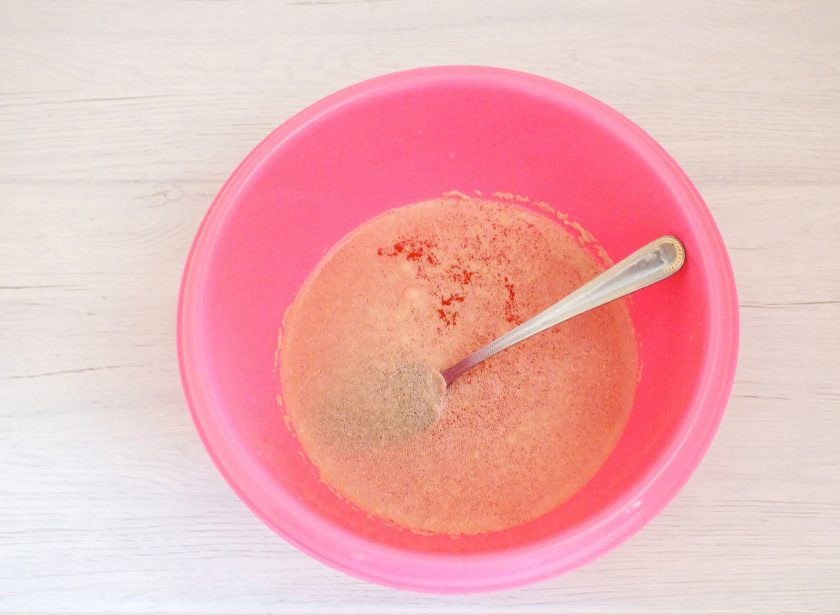 1. Этап. Булочки с отрубями: Всыпьте дрожжи. Размешайте.