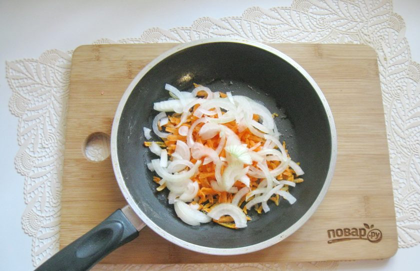 1. Этап. Салат Балтийский: Репчатый лук очистите, помойте и нарежьте полукольцами. Добавьте к моркови.