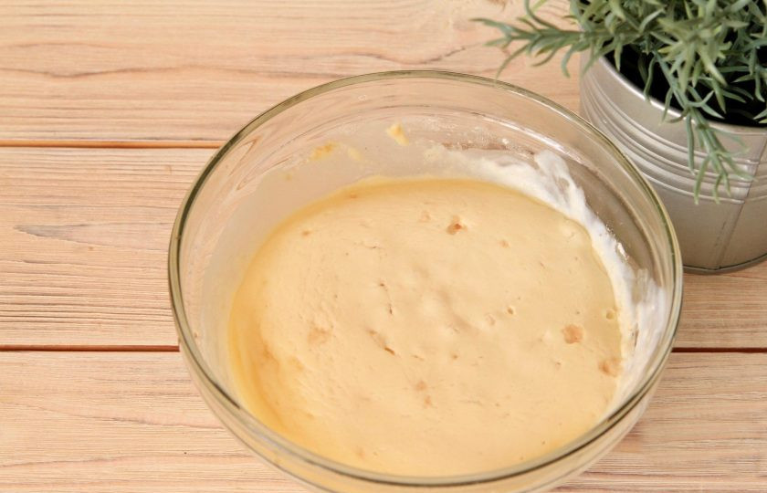 1. Этап. Тесто для пирожков (простой рецепт): Оставьте тесто на 10 минут в теплом месте, оно слегка подойдет.