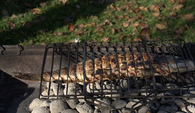 1. Этап. Щука на мангале: Жарьте рыбу на мангале около 25 минут, переворачивая её, чтобы она подрумянилась со всех сторон. Приятного аппетита!