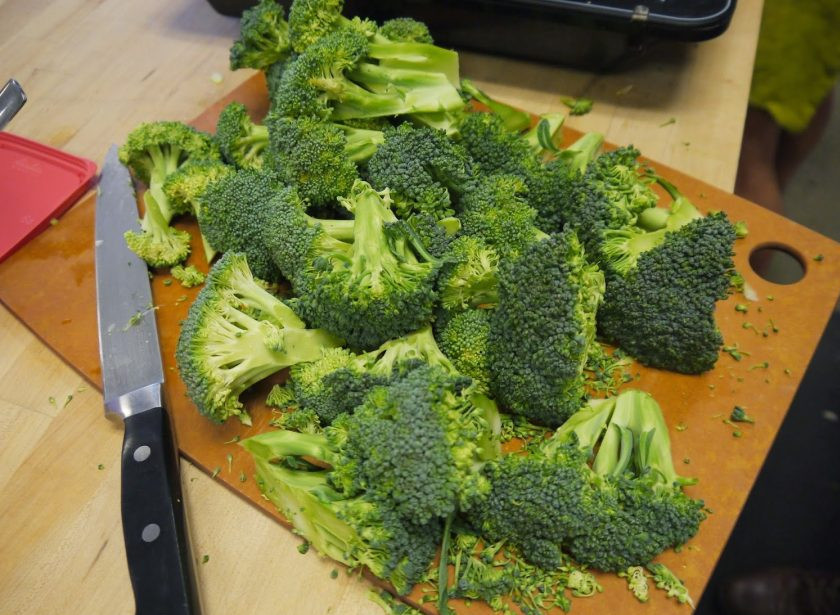 1. Этап. Крем-суп из брокколи и шпината: Промойте и разберите на соцветия брокколи.