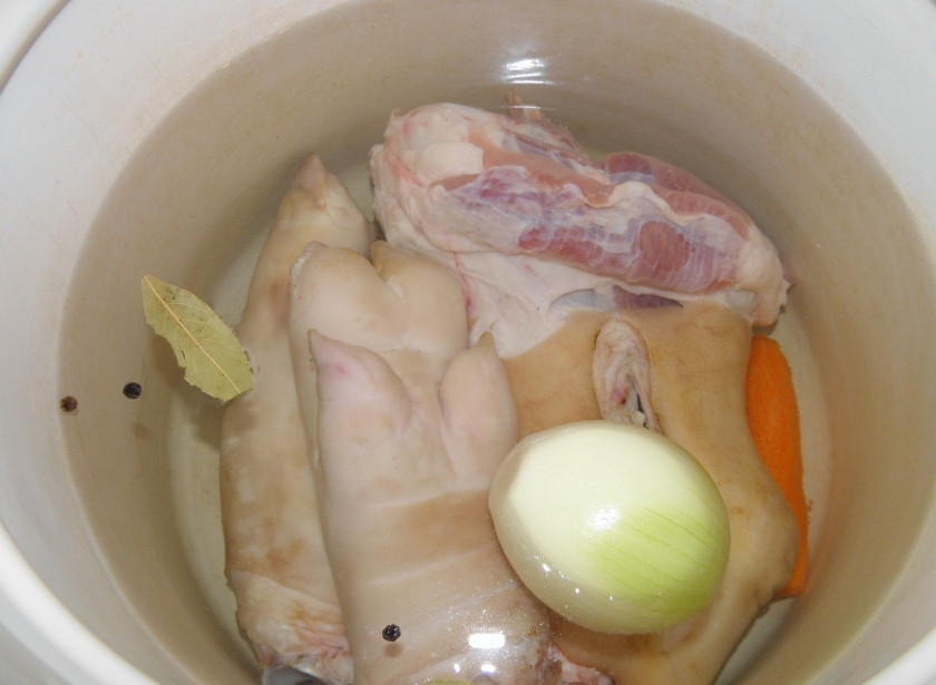 1. Этап. Студень из свиных ножек: Не солите! Залейте холодной водой так, чтобы вода только покрывала мясо на 2-3 пальца и доведите до кипения. Прикройте крышкой и варите при слабом кипении 5-6 часов.