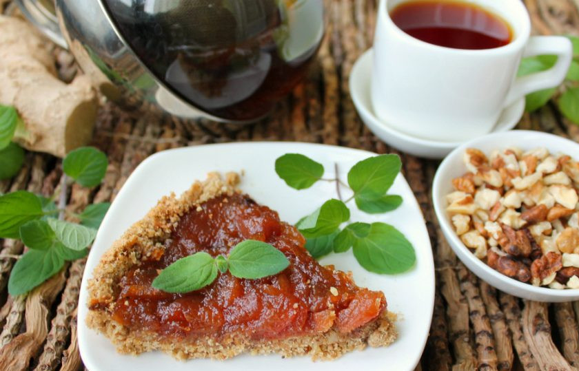 1. Этап. Постный грушевый пирог: Готовый пирог остужаем. Его можно порезать на кусочки в форме или переложить на блюдо целым, после полного остывания. Приятного чаепития!