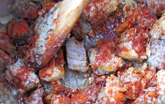 1. Этап. Венгерский суп-гуляш в хлебе: 2. В середине жарки отправляем к мясу мелко нашинкованный лук. Жарим до готовности лука, солим и перчим, а также добавляем томатную пасту.