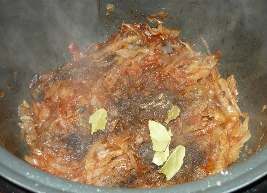 1. Этап. Капуста с грибами в мультиварке: 9. Добавьте по вкусу соль, перец, лавровый лист или другие специи. Включите режим 