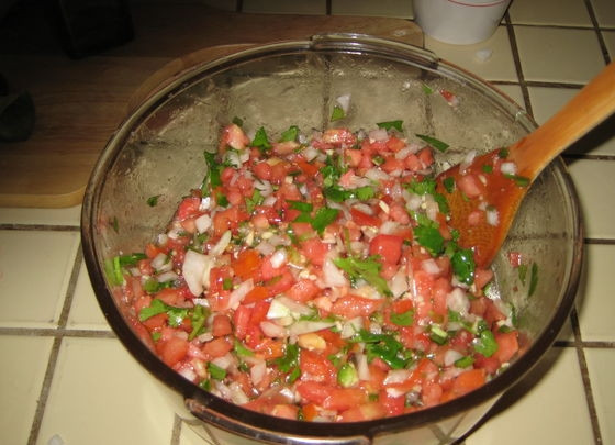 1. Этап. Сальса в домашних условиях: 3. Добавьте измельченный лук, чеснок, перец и петрушку.
