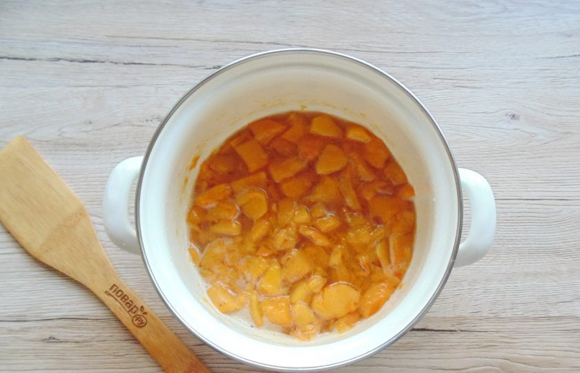 1. Этап. Варенье из хурмы с орехами: На маленьком огне, не забывая помешивать, готовьте варенье 40-50 минут.