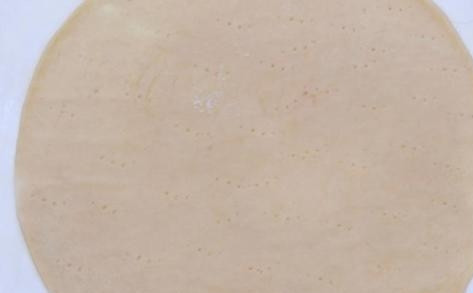 1. Этап. Слоеный торт с заварным кремом: Затем каждую часть теста раскатаем в тонкий круглый пласт и наколем вилкой.