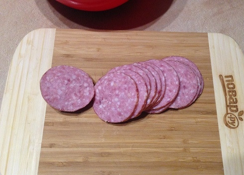 1. Этап. Булочки-кексики с салями: 4. Колбасу нарезаем тонкими колечками. Диаметр колечек должен быть меньше, нежели диаметр формочек, это важно!