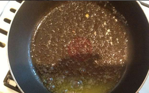 1. Этап. Макароны с колбасой и яйцом: 3. Раскаливаем сковородку с маслом, а затем просто пересыпаем смесь из кастрюли, и обжариваем!