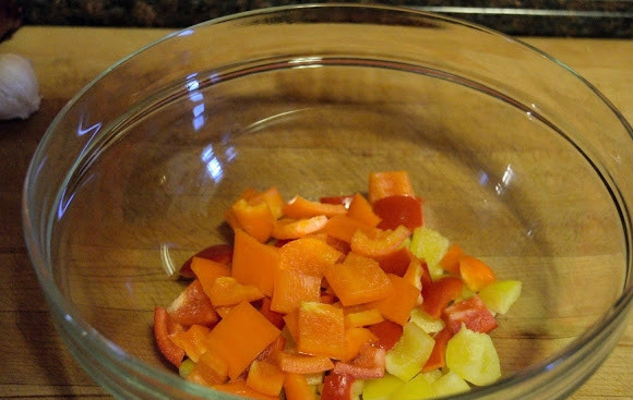 1. Этап. Салат из овощей с сухариками: 2. А параллельно можно заняться овощами. Очистите перцы, нарежьте и выложите в глубокий салатник.