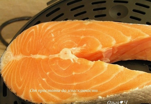 1. Этап. Мусс из лосося со шпинатом: В чашу № 1 положите филе лосося (у меня стейк). Накройте крышкой. Включите пароварку, выберите время приготовления 6 минут. Нажмите кнопку пуска. *Это я делаю для того, чтобы лучше отделилось филе лосося от костей и кожи.