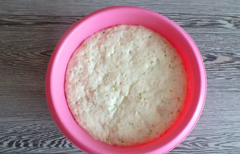 1. Этап. Хлеб с сельдереем: По истечении времени, тесто увеличится в объеме. С помощью ложки или лопатки соберите его в комок.