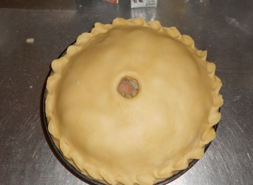 1. Этап. Пирог Курник: как все готово накрываем пирог вторым раскатанным куском теста, залепляем и по центру делаем дырочку примерно 2 см в диаметре.