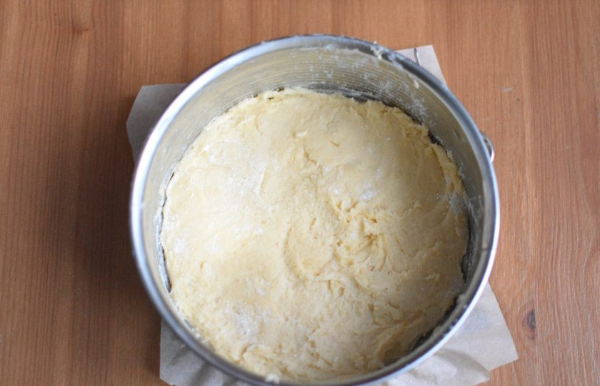 1. Этап. Тирольский пирог с вишней: С помощью лопатки выложите тесто в подготовленную форму ровным слоем.