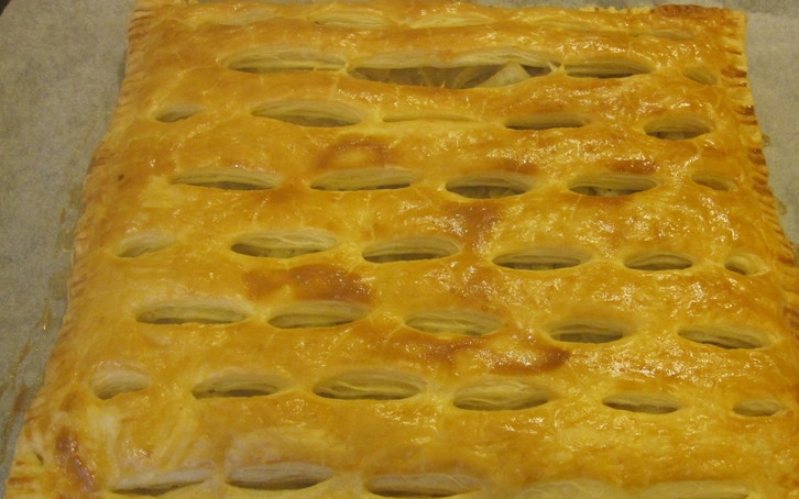 1. Этап. Слоеное бездрожжевое тесто с капустой: Смажьте пирог взбитым яйцом и выпекайте в разогретой до 180 градусов духовке, примерно 30 минут.