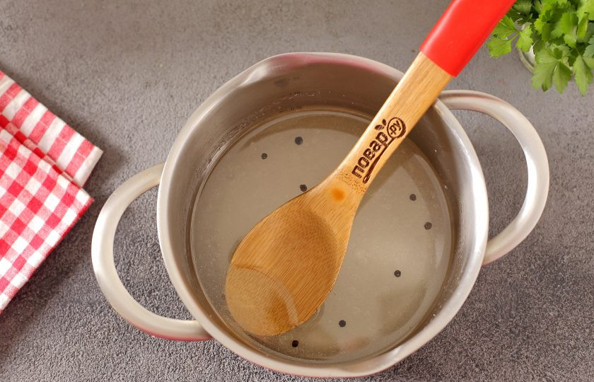 1. Этап. Кабачки Хризантема на зиму: Воду доведите до кипения, добавьте соль, сахар, масло, уксус и перец горошком.