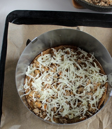 1. Этап. Блинный торт: На фарш выложите натертый сыр.