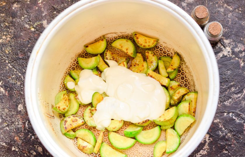 1. Этап. Кабачки со сметаной в мультиварке: Добавьте в чашу сметану.