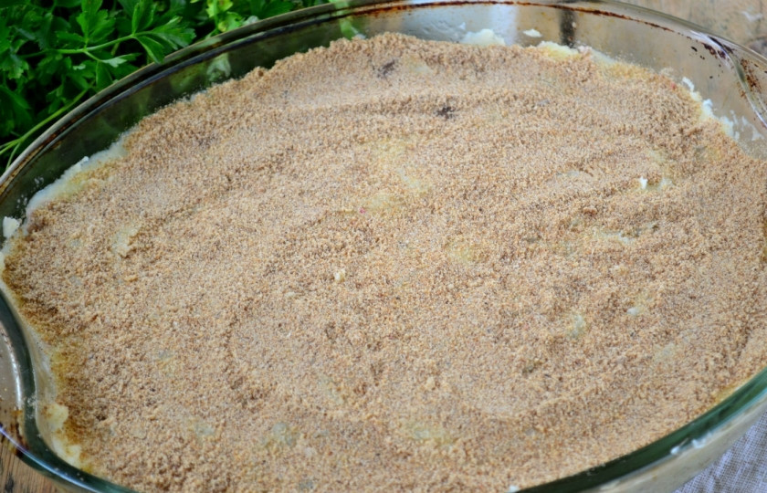 1. Этап. Картофельная запеканка классическая: Поверхность присыпьте панировочными сухарями, которые создадут на запеканке аппетитную и очень вкусную корочку. Отправьте картофельную запеканку в разогретую до 180 градусов духовку на 20 минут.