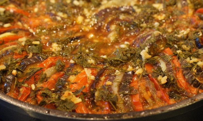 1. Этап. Запеканка из кабачков и баклажанов: И отправляем ее в разогретую до 175-180 градусов духовку примерно на час. При желании можете посыпать готовое блюдо тертым сыром, но и без него получается безумно вкусно. Приятного аппетита!