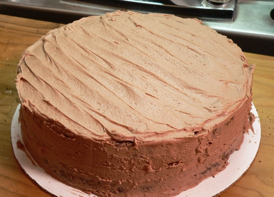 1. Этап. Канадский ореховый торт: Накройте вторым коржом, и обмажьте торт со всех сторон тонким слоем. Дайте торту настоятся несколько часов, и подавайте к столу. Приятного чаепития!