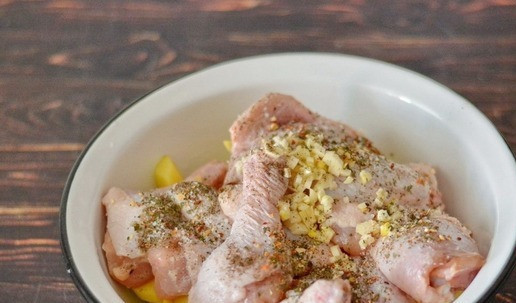 1. Этап. Деревенское жаркое в горшке: Добавьте к картофелю куски курицы, нарубленный чеснок, соль и любые специи на свой вкус